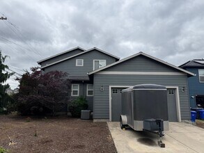 19079 Rose Rd in Oregon City, OR - Building Photo - Building Photo