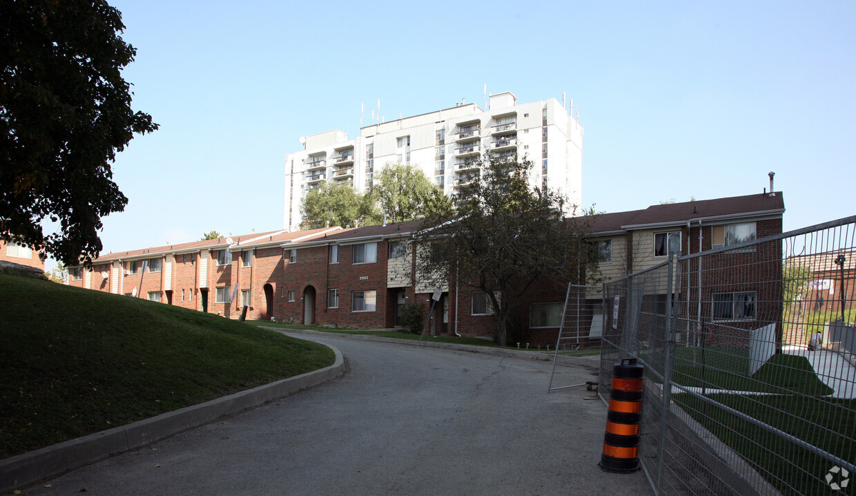 Fairway Place Townhomes in Toronto, ON - Building Photo