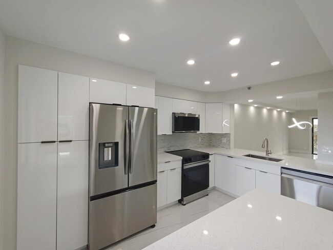 property at 7240 Huntington Ln