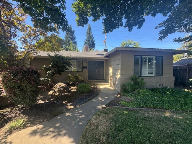 1380 Meredith Way in Carmichael, CA - Building Photo - Building Photo