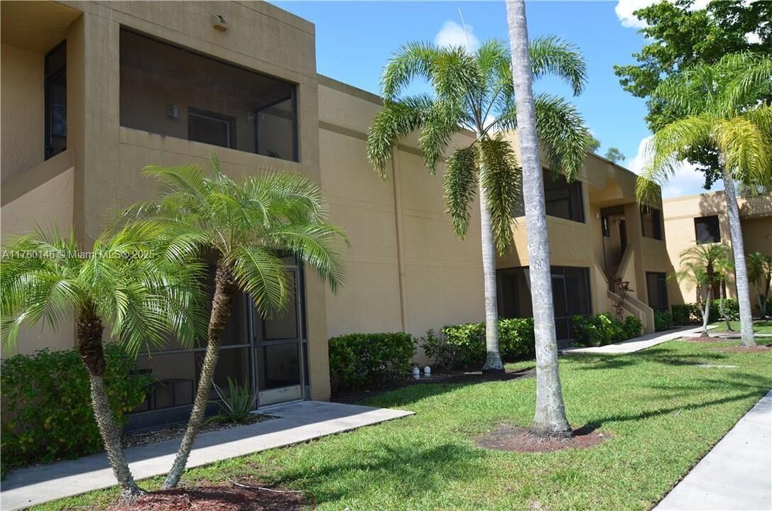 151 Lakeview Dr in Weston, FL - Building Photo