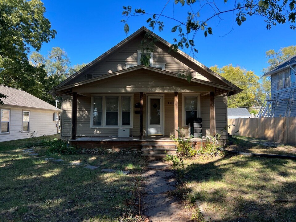 1012 Yuma St in Manhattan, KS - Building Photo