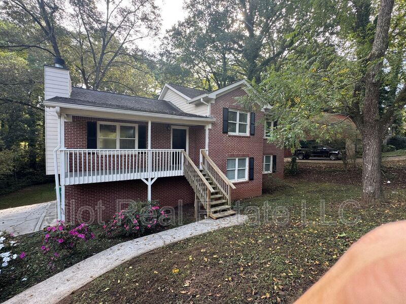 459 Oak Hill Cir in Stone Mountain, GA - Foto de edificio