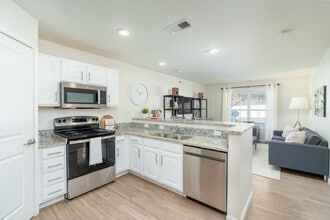 The Reserve Apartments in Edwardsville, IL - Building Photo - Interior Photo