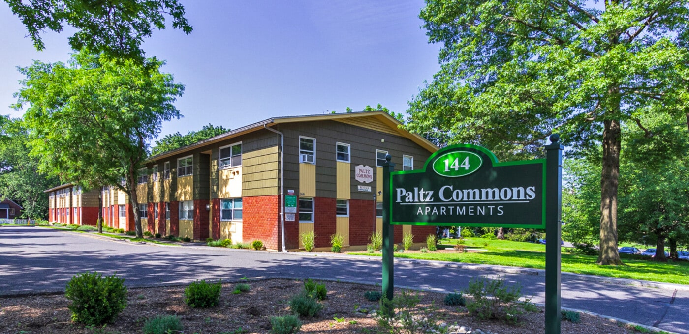 Paltz Commons in New Paltz, NY - Foto de edificio