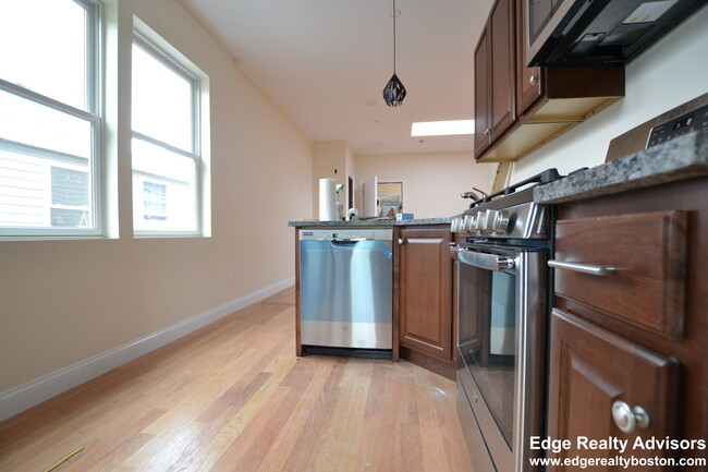 551 Washington St, Unit 1 in Boston, MA - Building Photo - Building Photo