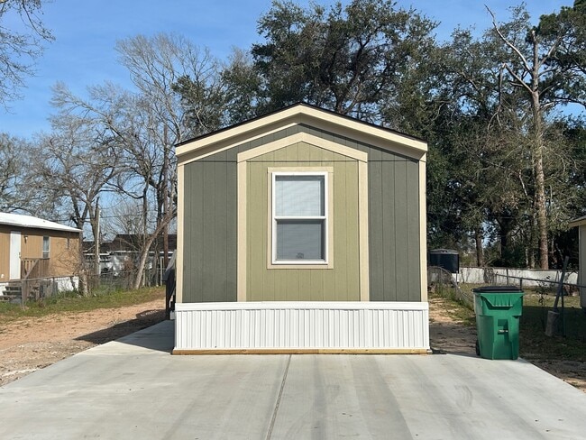 805 S Morgan St in Angleton, TX - Building Photo - Building Photo