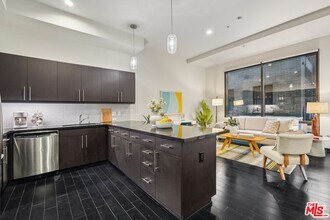 655 S Hope St in Los Angeles, CA - Foto de edificio - Building Photo