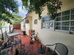 2210 SW 89th Ct in Miami, FL - Building Photo - Building Photo