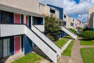 Holleman Oaks in College Station, TX - Building Photo - Building Photo