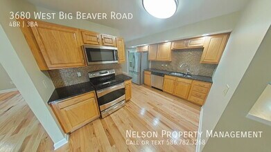 3680 W Big Beaver Rd in Troy, MI - Foto de edificio - Building Photo