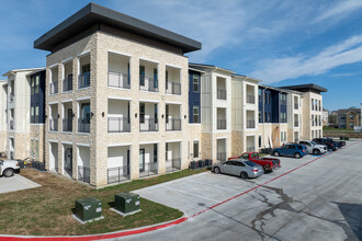 Parmore Fossil Creek 55+ Affordable Housing in Haltom City, TX - Foto de edificio - Building Photo