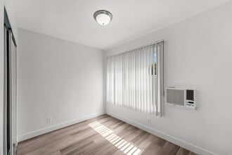 925 W 30th St, Unit 14C in Los Angeles, CA - Building Photo - Building Photo