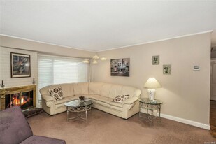 105 Ira Rd in Syosset, NY - Building Photo - Building Photo