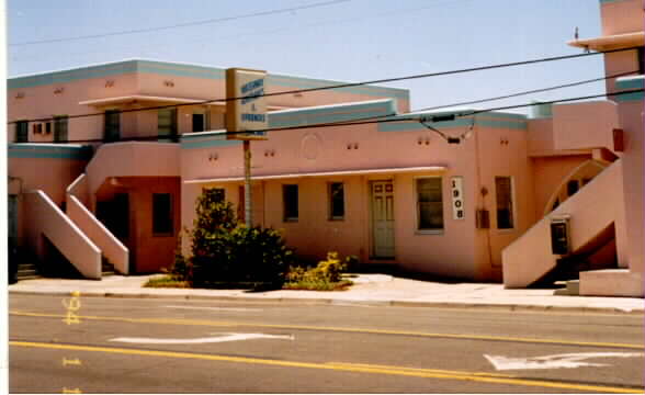 Waterway Apartments & Efficiencies in Hollywood, FL - Building Photo