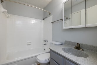 Whitehall Apartments in Topeka, KS - Foto de edificio - Interior Photo