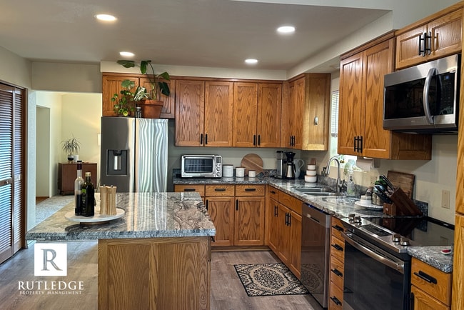 2921 Grizzly Dr in Ashland, OR - Building Photo - Building Photo