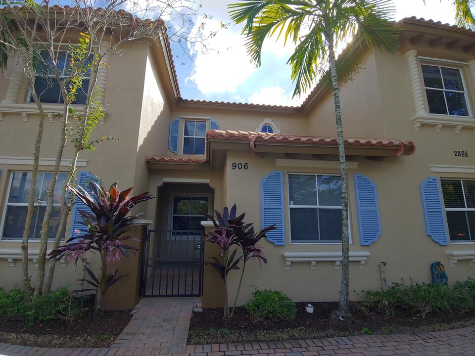 2888 Hidden Hills Rd in Royal Palm Beach, FL - Building Photo