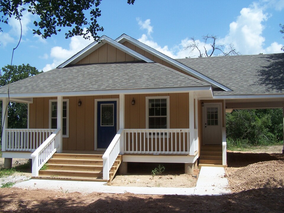 1921 S Berlin Rd in Brenham, TX - Building Photo