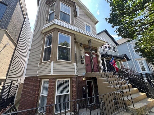 property at 2335 W Barry Ave