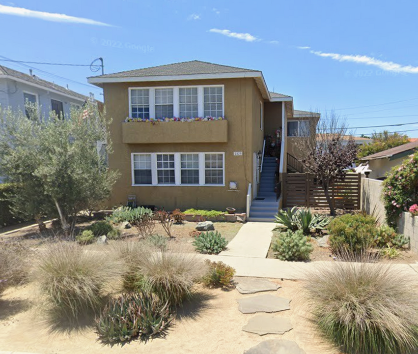 2429 S Cabrillo Ave in Los Angeles, CA - Building Photo