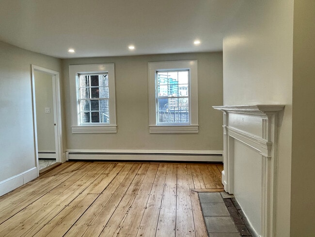 42 Fayette St, Unit 2 in Boston, MA - Foto de edificio - Building Photo