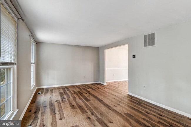 5847 New England Woods Dr in Burke, VA - Building Photo - Building Photo