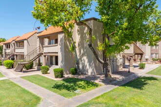 Scottsdale Place Apartments in Scottsdale, AZ - Foto de edificio - Building Photo