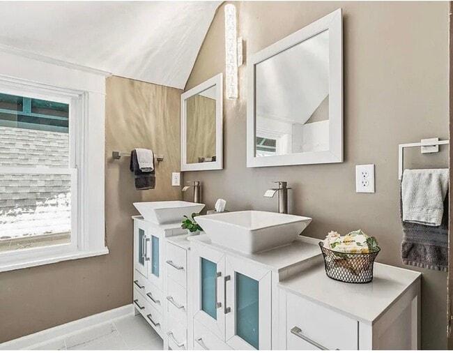 2416 Harriet Ave, Unit 2