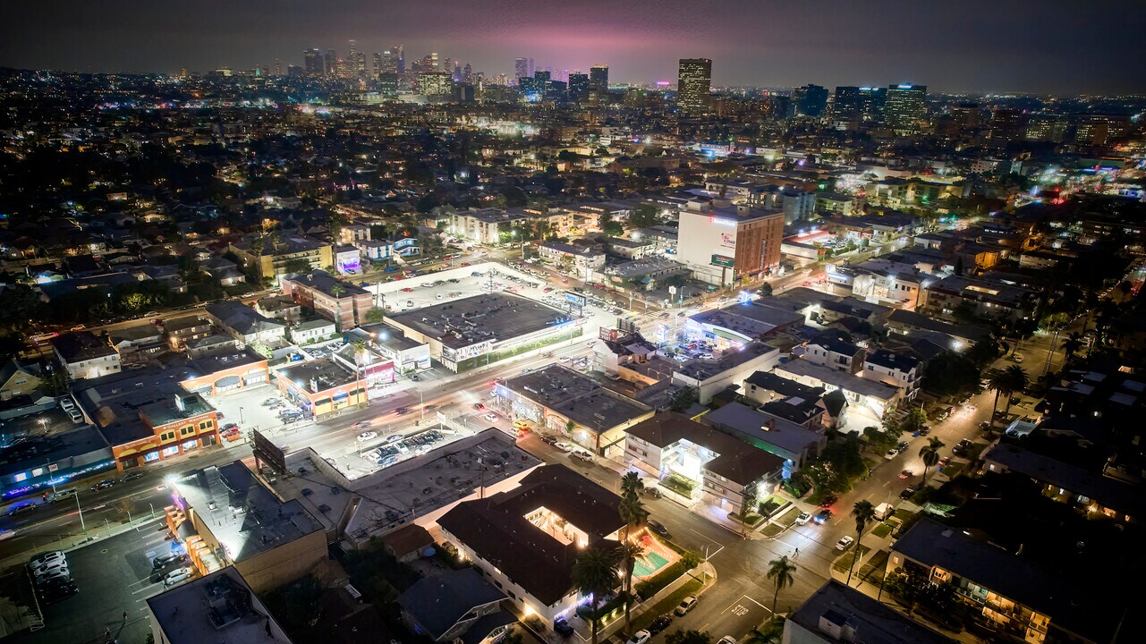 204 N Manhattan Pl in Los Angeles, CA - Foto de edificio