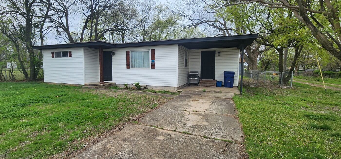 617 S Ash Ave in Ada, OK - Building Photo