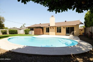 8643 E Palo Verde Dr in Scottsdale, AZ - Building Photo