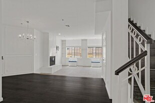 850 N Poinsettia Pl in Los Angeles, CA - Building Photo