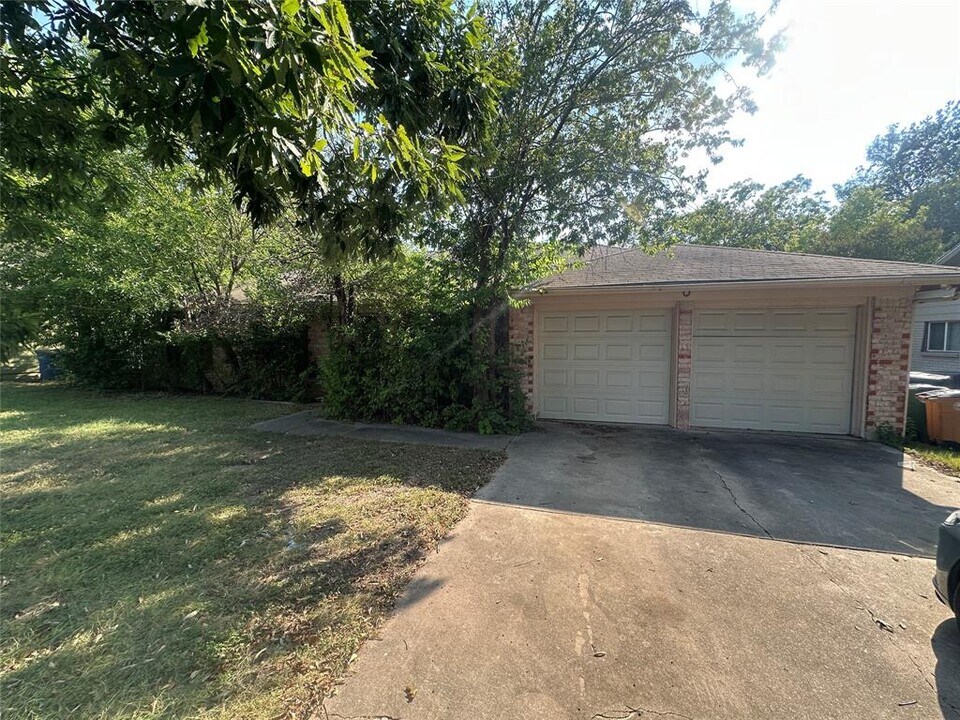 2001 Wooten Dr in Austin, TX - Building Photo