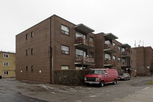 9940 Bayview Ave in Richmond Hill, ON - Building Photo