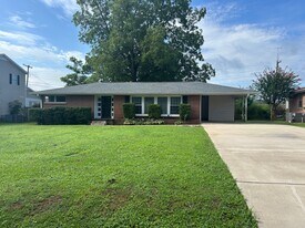 910 Tyler Ave in Muscle Shoals, AL - Building Photo