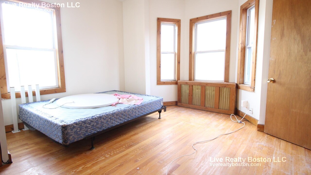 8 Webley St in Boston, MA - Building Photo