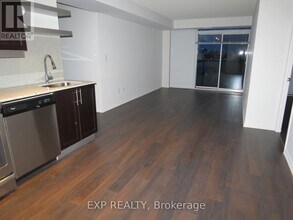 400 Adelaide St E in Toronto, ON - Building Photo - Building Photo