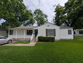 1605 Maple Dr in Garland, TX - Building Photo