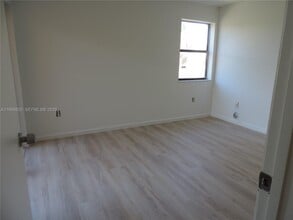 566 NW 114th Ave in Miami, FL - Building Photo - Building Photo