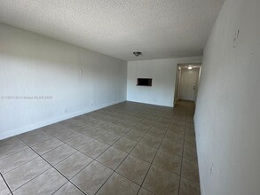 5201 Geneva Way, Unit 306 in Doral, FL - Building Photo - Building Photo