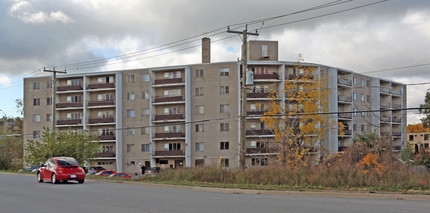 Glendale Court in St Catharines, ON - Building Photo - Building Photo