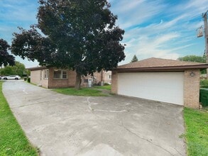 10107 Lawrence Ct in Oak Lawn, IL - Foto de edificio - Building Photo