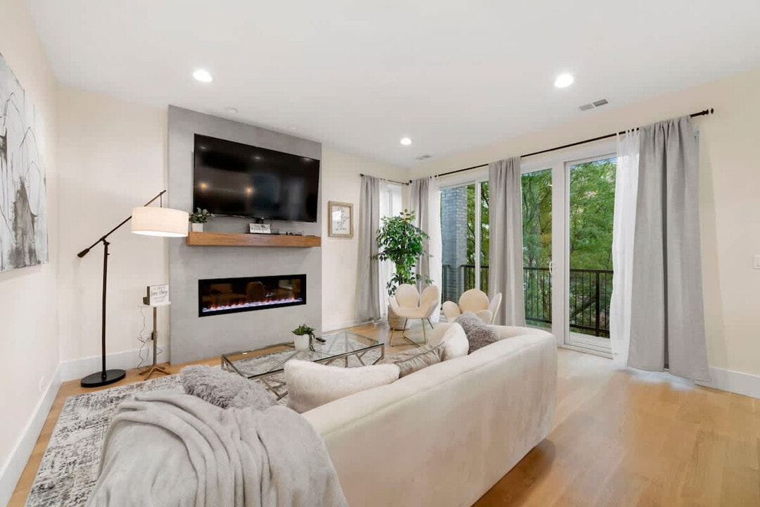 2110 W Washington Blvd in Chicago, IL - Building Photo