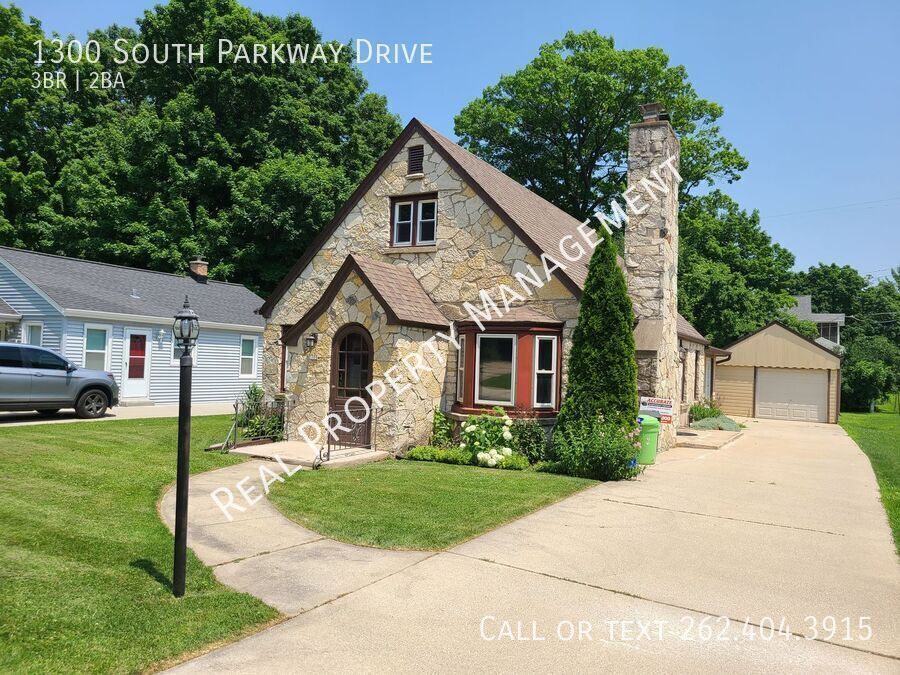 1300 Parkway Dr in Brookfield, WI - Building Photo