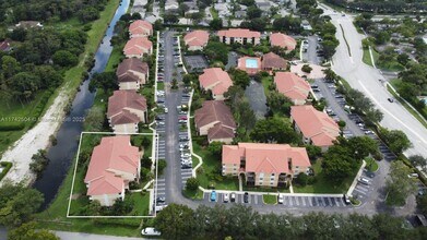 5801 Riverside Dr in Coral Springs, FL - Foto de edificio - Building Photo