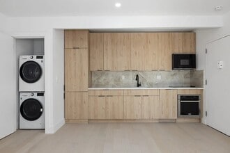 165 First Avenue in New York, NY - Foto de edificio - Building Photo