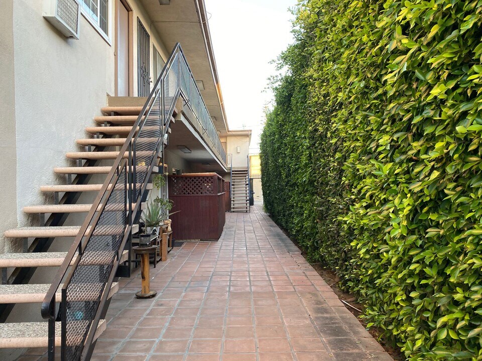 12750 Matteson Ave in Los Angeles, CA - Building Photo