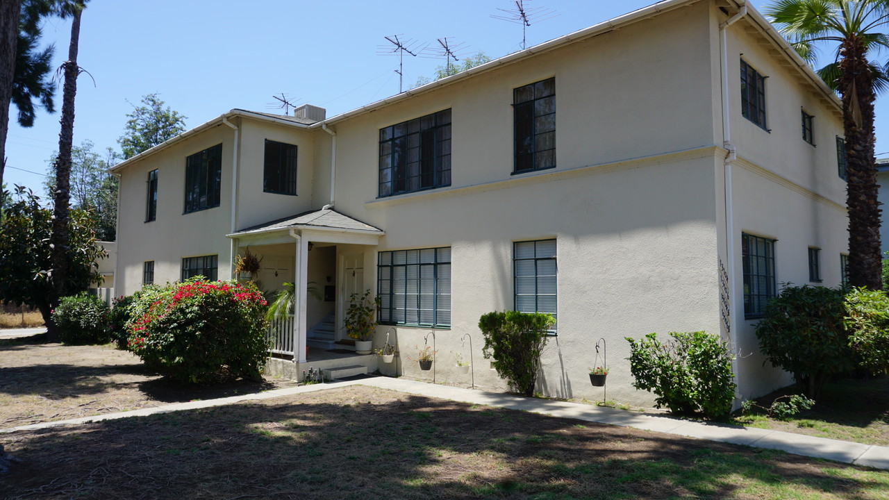 13104 Riverside Dr in Sherman Oaks, CA - Building Photo