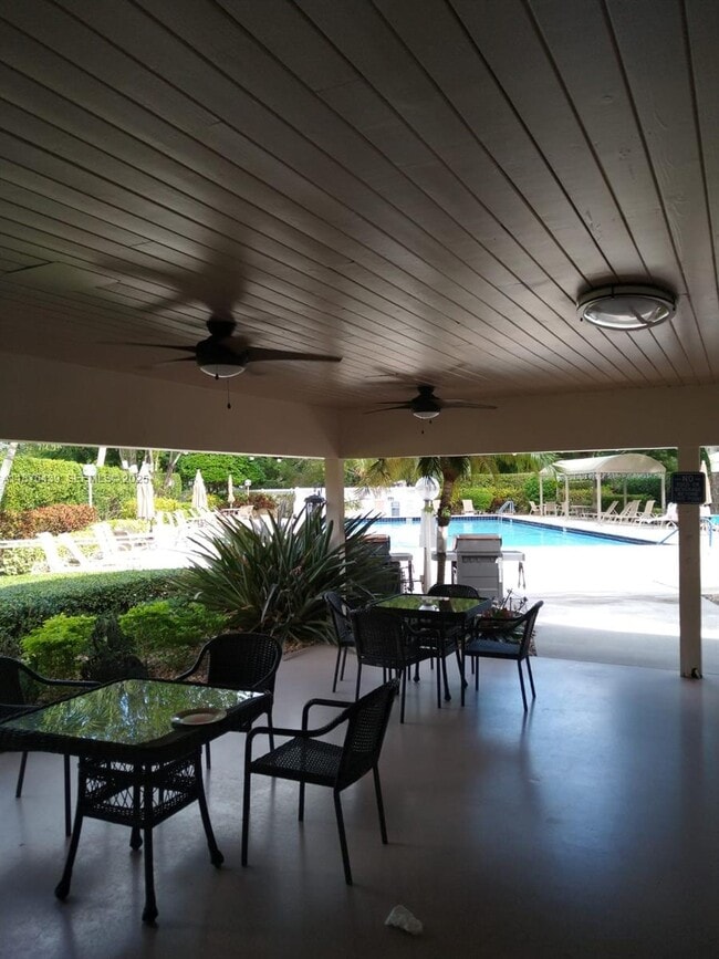 3510 Oaks Way in Pompano Beach, FL - Building Photo - Building Photo